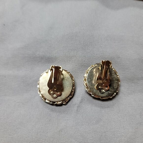 Vintage 40s/50s round clip-on earrings with gold and silver-tone filigree design - Picture 4 of 11